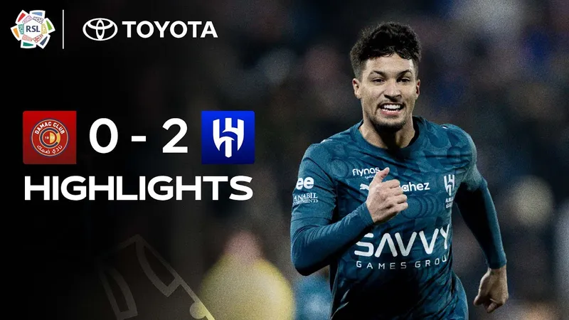 Cầu thủ Al Hilal chạy nhanh qua phòng ngự của đội Damac Cầu thủ Al Hilal chạy nhanh qua phòng ngự của đội Damac