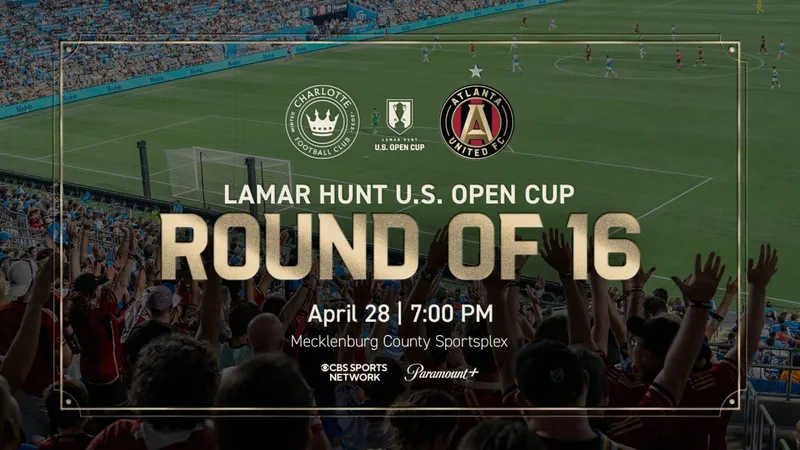 Cầu thủ Charlotte thực hiện cú sút mạnh vào khung thành của Atlanta United Cầu thủ Charlotte thực hiện cú sút mạnh vào khung thành của Atlanta United