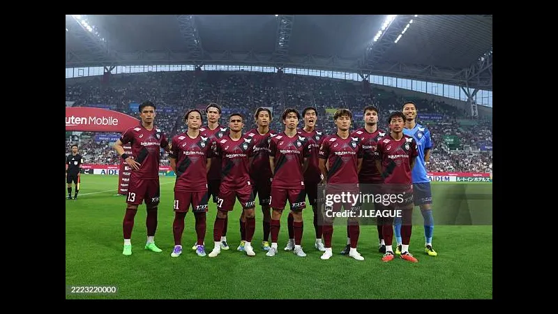 Cầu thủ Vissel Kobe nỗ lực giành bóng trước Cerezo Osaka Cầu thủ Vissel Kobe nỗ lực giành bóng trước Cerezo Osaka