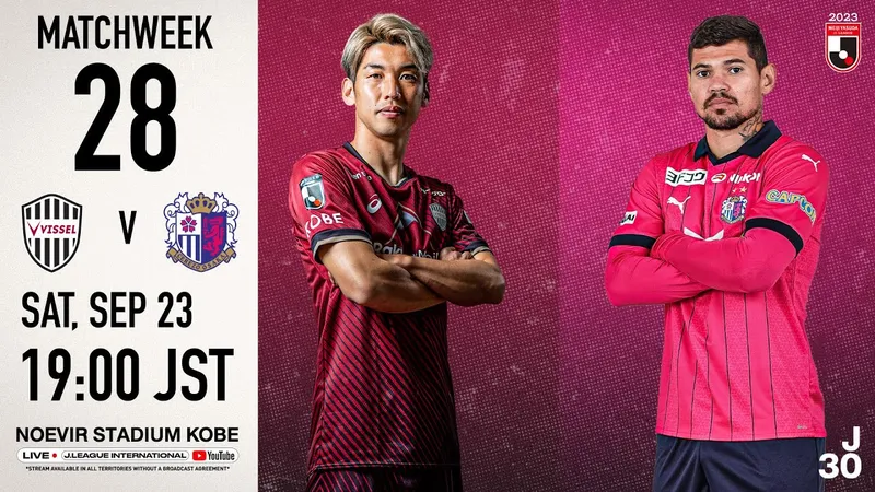 Cầu thủ của Vissel Kobe và Cerezo Osaka tranh chấp bóng trên sân Cầu thủ của Vissel Kobe và Cerezo Osaka tranh chấp bóng trên sân